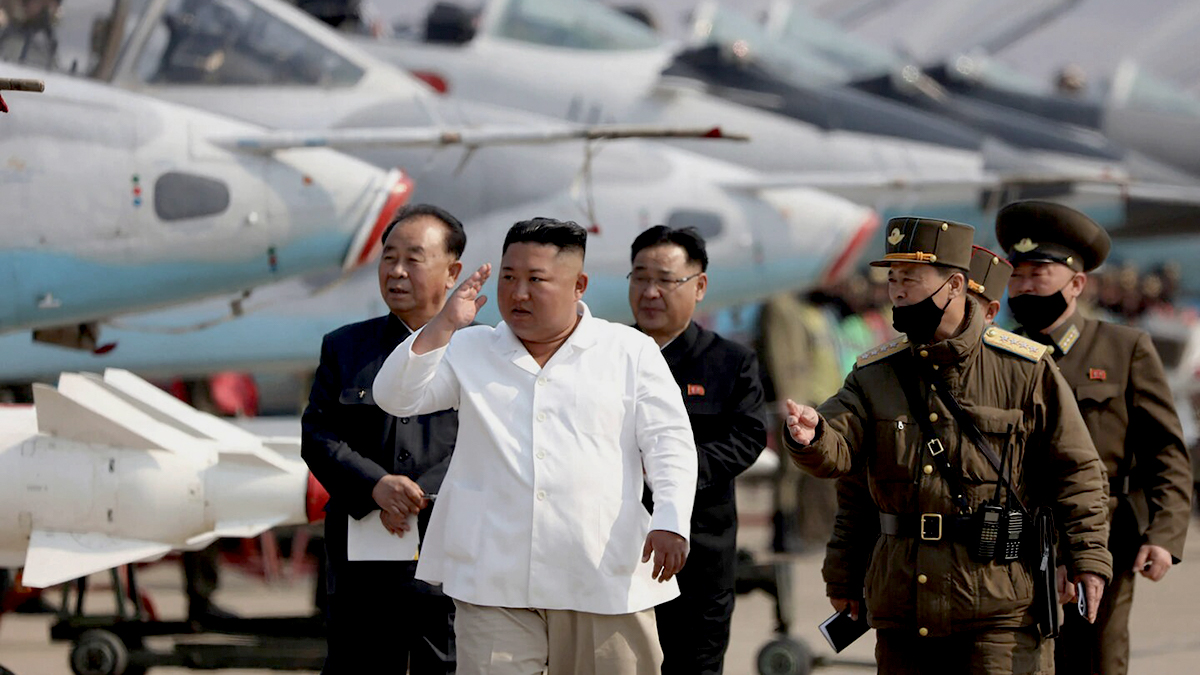 В Пхеньяне – паника и вертолёты в небе. Но в смерти Ким Чен Ына есть сомнения, ведь для КНДР это не впервой