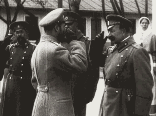 Imperator-Nikolaj-II-i-velikaya-knyaginya-Olga-Aleksandrovna-ulybaetsya-sestra-Miloserdiya