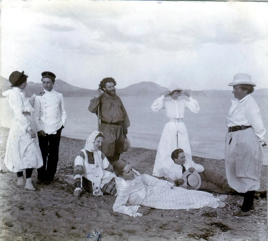 М.А. Волошин, Е.О. Кириенко-волошина (справа). П.С. Соловьева (лежит со шляпой) на берегу Черного моря. Коктебель, 18 августа 1903 г М.А. Волошин, Е.О. Кириенко-волошина (справа). П.С. Соловьева (лежит со шляпой) на берегу Черного моря. Коктебель, 18 августа 1903 г